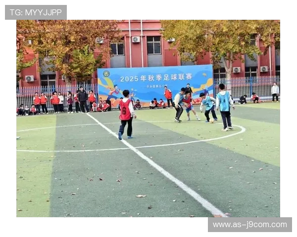 清晨阳光洒满绿茵场，足球场上梦想起航的美丽瞬间